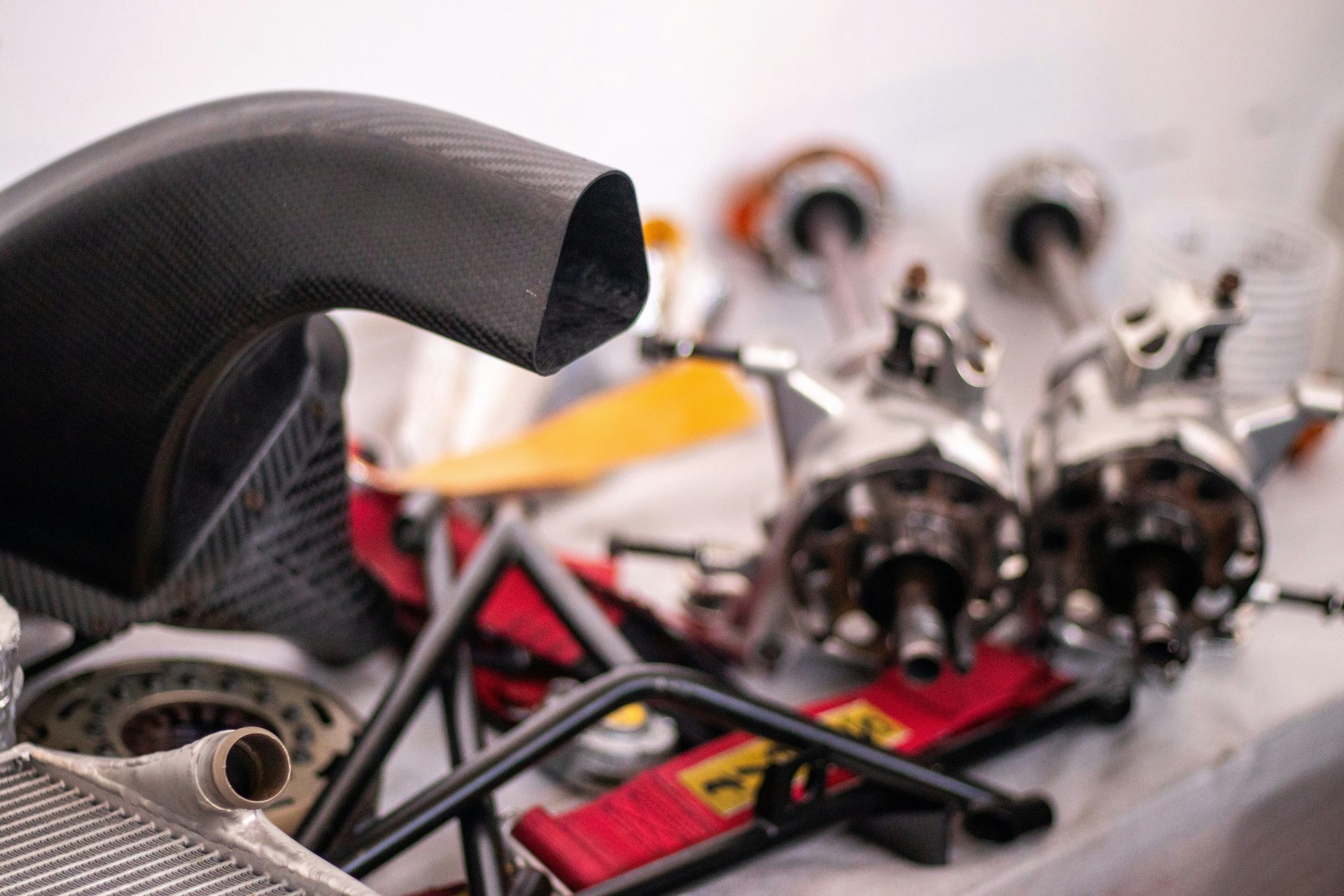 Un primer plano de un motor de automóvil y sus piezas.